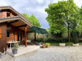 Chalet (6-8 pers) au bord du lac d’Annecy, hotel in Doussard