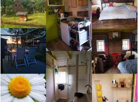 Trekkershut - Tiny House - Hikers cottage, Hotel in Wijster
