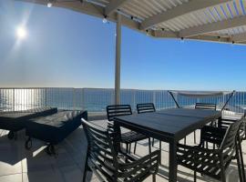 Sunshine Penthouse with stunning Coral Sea views, Hotel in Sunshine Beach