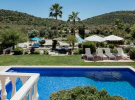 B&B Entrecolinas, hotel with pools in Paderne
