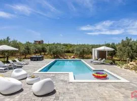 Brand new Villa with Pool & Jacuzzi