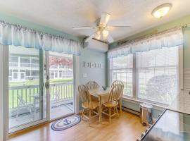 2 Mi to Drakes Island Beach Condo with Indoor Pool!, hotel in Wells