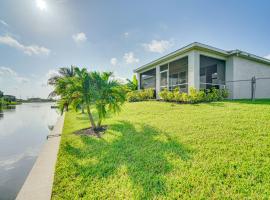 Bright Cape Coral Home with Sunroom and Canal Views!, atostogų namelis mieste Matlacha