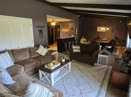 Bronte Home spacious & cozy for up to 17 guests, hotel en Omaha