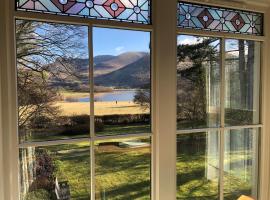 Trigonos - Peaceful Lakeside Vegetarian B&B and Retreat in Eryri National Park, hotel in Caernarfon