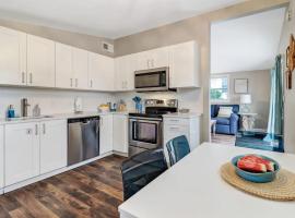 Tropical Beach Bungalow Up - 3 bedrooms - Across Street from Beach - Deck, hotel in Fernandina Beach