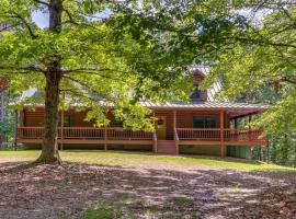 Rogers Cabin on 17 Acres with Wraparound Deck!, hotel in Rambo Riviera