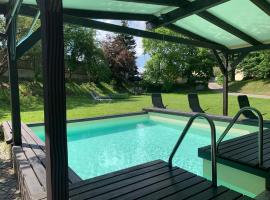 Villa mit Pool und Grillplatz in Regensburg, cheap hotel in Regensburg