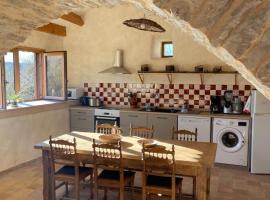 Gîte Gîte Aulas 2/4 personnes, hotel en La Tieule