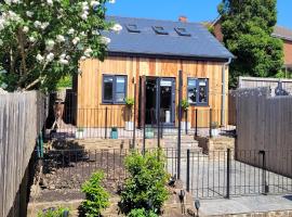 Forest Cedar Lodge, Forest of Dean, cabin in Cinderford