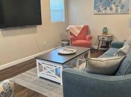 Charming Daytona Beach Bungalow next to the Ocean, отель в Дейтона-Бич