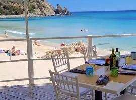 STELLA DORADA - Bedroom&Beach a 5 minuti dal mare, con clima, bagno privato, balcone, frigo e TV, hotel em Olìa Speciosa