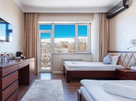 Panoramic Spa Hotel, hotel with parking in Chorwoq