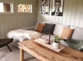 Koselig hytte i skogen