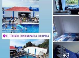 Hotel y piscina el triunfo, hotel em El Colegio