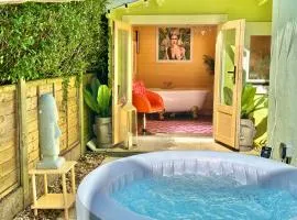 Stylish Apartment - Hot Tub Haven - Near to Beach - Outdoor Bath - Free Parking - Sleeps 4