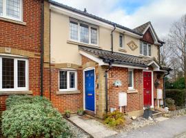 Knaphill - 2 Bedroom Terrace House - With Garden, Hotel in Brookwood