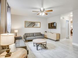 Convenient Kenner Unit with Patio - 1 Mi to Airport!, cabaña en Kenner