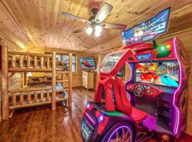 Luxury Cabin-Amazing Location-Arcade-Firepit-Pool، فندق في غاتلينبرغ