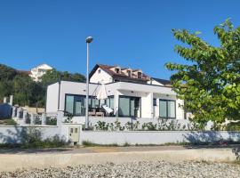 Prázdninový dům u moře, hotel a Bilice (Bilizze)