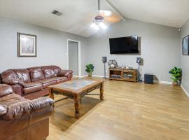 Quiet Family Home with Yard about 15 Mi to Galveston!, hotel in Texas City