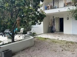 Bas de villa avec grande piscine