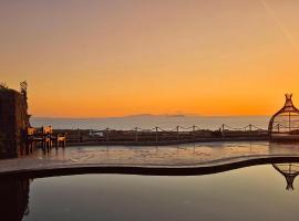 Thea Luxury Resort, hotel em Fira