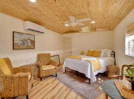 Charming and Pet-Friendly Bandera Studio with Fire Pit, hotel with parking in Bandera