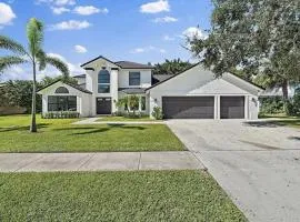6BR Luxury Wellington Villa with Pool & Spa