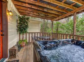 Seclusion Retreat by Stony Brook Cabins, Hotel in Gatlinburg
