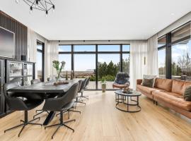 Spacious 4BR Summerhouse With Hot Tub, hotel in Reykholt