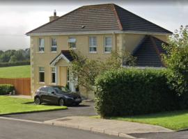 Central 4 Bedroom detached house, hotel a Letterkenny