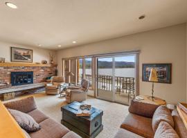 New* Tamarack Bay Classic - Lakefront condo - dock - pool - beach, holiday home in McCall