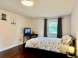 Cozy home in Mississauga, near Square One shopping Center and UoT Mississauga, hotell i Mississauga