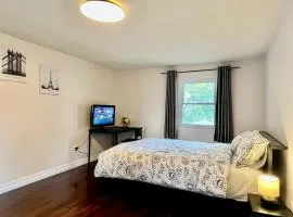 Cozy home in Mississauga, near Square One shopping Center and UoT Mississauga