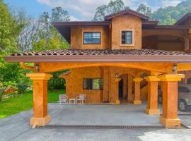 Paradise House, Boquete Panama - hiking, coffee Farms, birding，Bajo Boquete的附設泳池的飯店