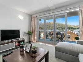 Lakeside Living - Modern 2-Bedroom Apartment