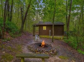 Blue Rose Cabins - Wildwoods Cabin, hotel with parking in Logan