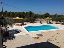 B&B Linda - with pool, hotel v destinaci Pirovac