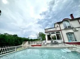 Villa paradise with pool and Direct Beach on River Una