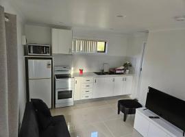 Cozy 1-Bedroom Self-Contained small unit on Ground Floor, apartman u gradu 'Minto'