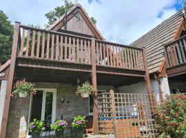 Valley View Lodge, A beautiful 3 bedroom lodge with private hot tub and use of all onsite leisure facilities including fitness suite, indoor and outdoor pools set in the heart of the Tamar Valley, hotel with parking in Gunnislake