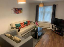 Stylish 4beds House with parking for contractors & families, HS2 NEC – dom wakacyjny w mieście Marston Green