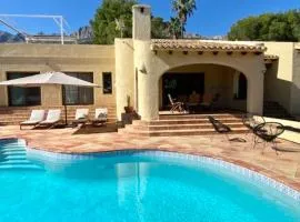 Villa de estilo español con jardín y piscina