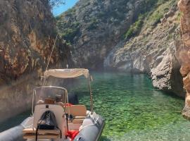 Tour di Karaburun, Isola di Sazan e Grotta di Haxhi Aliu, hotel v destinaci Vlorë