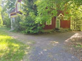 Gamla Lärarbostaden, hotel with hot tubs in Lenhovda