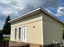Tiny house with shared pool, max 4 people, hotel v destinaci Heberg