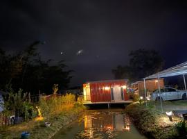 อุ่นฟ้าอิงดาวแกลมปิ้ง, cottage in Wang Nam Khieo