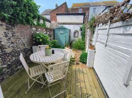 Martha's cottage by the sea, pet-friendly hotel in Gorleston-on-Sea