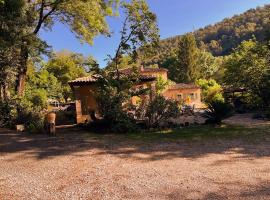 Bastide Du Maoupas Gîtes, hotel with parking in Belgentier